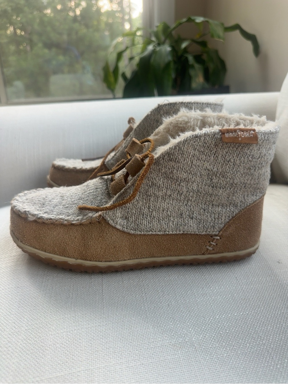 Minnetonka Women’s Knit Faux Fur Lace-Up Ankle Boots – Size 8
